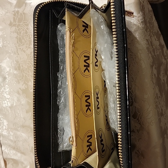 MK signature patent wallet - Picture 3 of 3